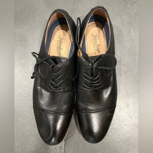 Men’s tie dress shoes